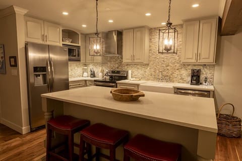 Premier Condo, 2 Bedrooms (2 Bath) | Private kitchen | Full-size fridge, microwave, oven, stovetop