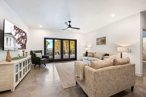 e open-concept living space is perfect for gathering after a day of exploring. With high-end finishes, comfortable seating, and large windows that frame the surrounding woods, this space invites you to unwind. Whether you're watching your favorite sh