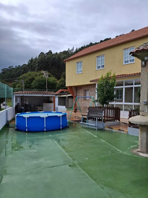 Todo cercado que la hace muy segura para niños y mascotas
