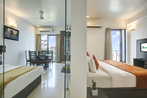 Luxury Suite | Desk, iron/ironing board, free WiFi