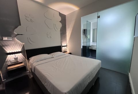 Standard Double Room, 1 Queen Bed | Desk, laptop workspace, bed sheets