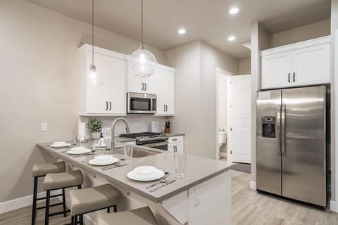 30 - Beautiful fully-stocked kitchen with bar seating for 4