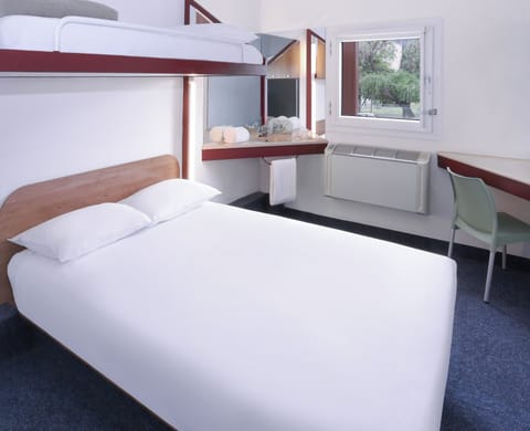 Desk, laptop workspace, free WiFi, bed sheets