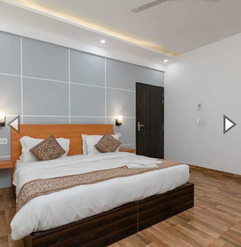 Premium Room | Desk, laptop workspace, blackout drapes, iron/ironing board