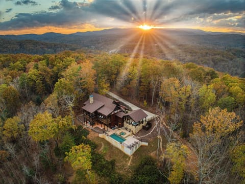 Welcome to Majestic Mountain, where modern luxury meets a laid-back lifestyle!