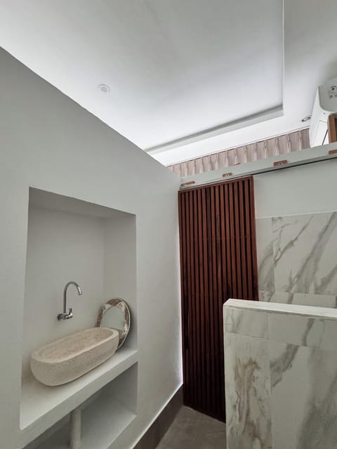 Standard Room, Mountain View | Bathroom | Shower, rainfall showerhead, free toiletries, hair dryer