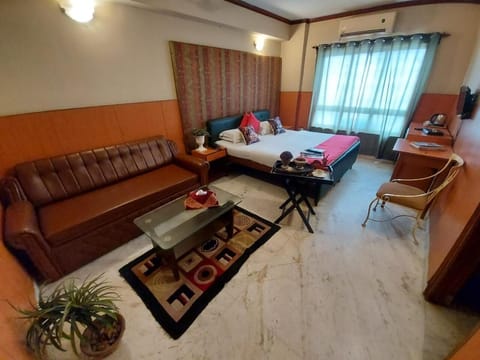 Deluxe Double Room, 1 Queen Bed, Non Smoking | Desk, free WiFi, bed sheets