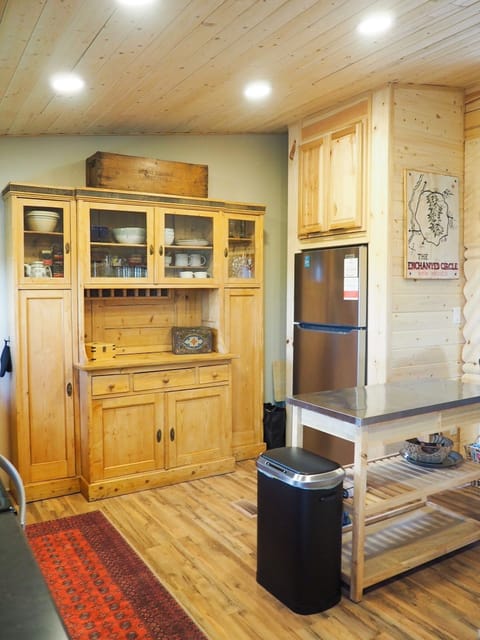 Kitchen w everything you need & lots of extras