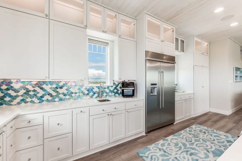 SECOND FLOOR
KITCHEN