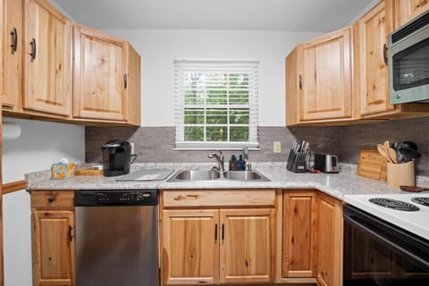 The fully stocked kitchen is perfect for family meals. Equipped with appliances