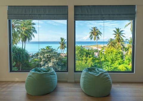 Deluxe Suite | In-room safe, desk, blackout drapes, iron/ironing board
