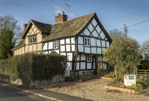 Cobbler's Cottage is a quintessential semi-detached character cottage in the picturesque village of Pembridge