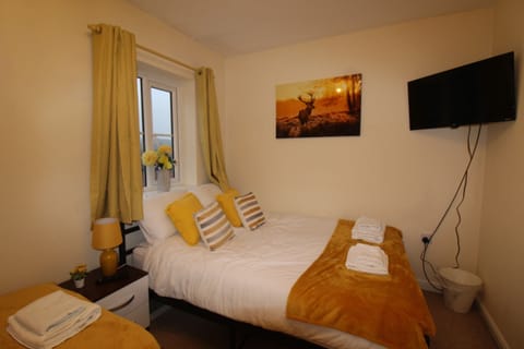 Iron/ironing board, bed sheets