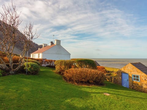 Garden | Yellow, Red, Blue - Coastal Path Cottages, Trefor