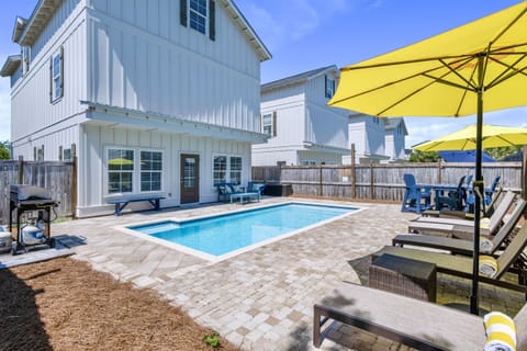 Beach is just 2 mins from the home! Private heated pool and FREE golf cart included! Sleeps 20, 6 bedrooms, 6.5 bath, and 13 beds. Game room and bunk room. 