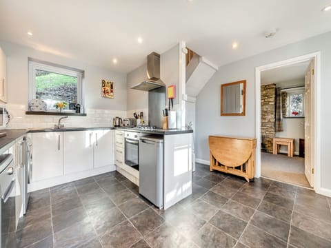Kitchen/diner | East Llwyn - Llwyn Holiday Cottages, Rhydowen