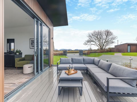 Sitting-out-area | Lodge Four - Ty Llwyd, Llangefni