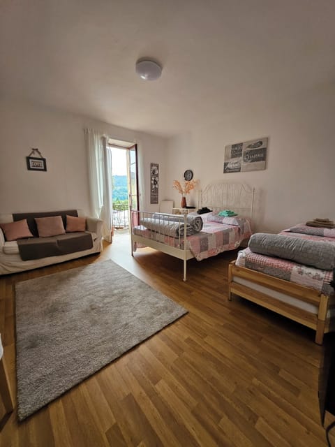 Comfort Room | Laptop workspace