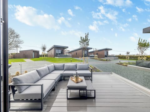 Sitting-out-area | Lodge Six - Ty Llwyd, Llangefni