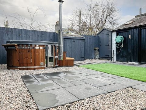 Wood-fired_hot_tub | Logiemar Cottage, Ballater