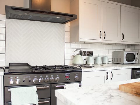 Kitchen with rangemaster stove with Wok and Griddle, Oven, Grill and Pizza oven | Captain&rsquo;s Cottage, Shanklin