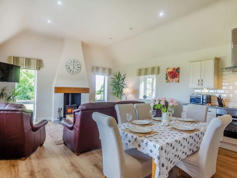 Open plan living space | Bryn Awelon Y Bwthyn - Moelfre Cottages, Moelfre, near Benllech