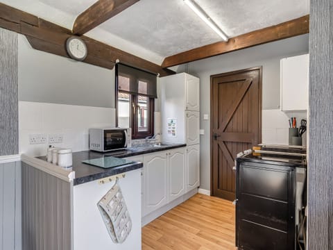 Kitchen | Partridge - Birds Farm Holidays, Colchester