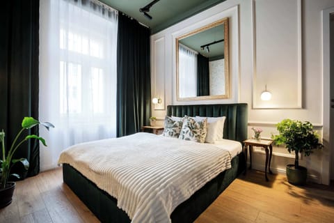 The queen size bed in the main room