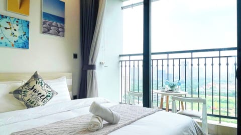 Luxury Studio, Balcony, Lake View | Premium bedding, memory foam beds, desk, blackout drapes