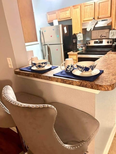 Start your day with ease at our casual breakfast bar.  Pull up a stylish grey high-stool chair to the kitchen counter, pour yourself a cup of coffee in a cheerful blue and white bowl, and enjoy a relaxed breakfast before heading out to explore.