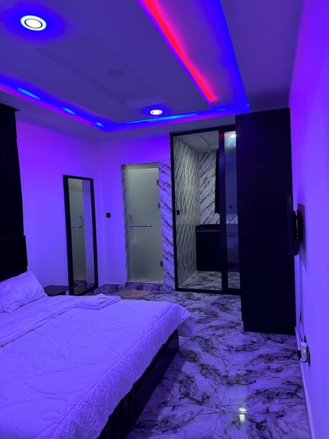 1 bedroom, desk
