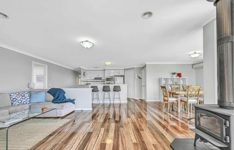 Stinson House | 9 Mins to Racetrack, Serene Escape