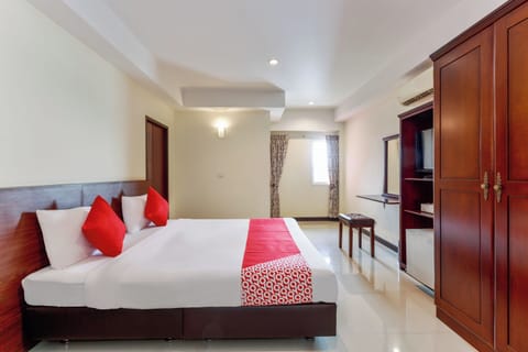Minibar, desk, laptop workspace, free WiFi