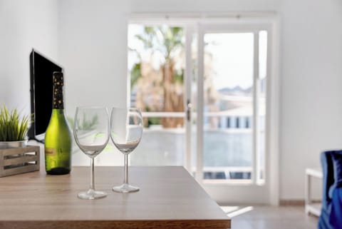 Apartment, 1 Bedroom, Balcony, City View | Dining