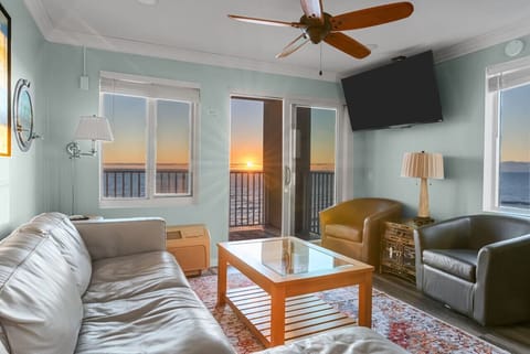 Home feels extra special when it comes with a sunset view. _