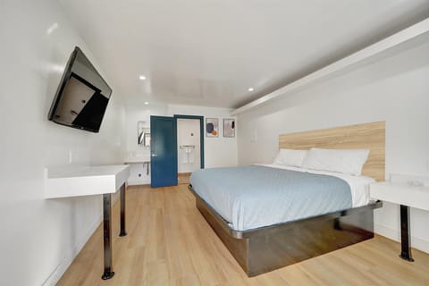 Deluxe Double Room, Non Smoking | Desk, laptop workspace, free WiFi, bed sheets