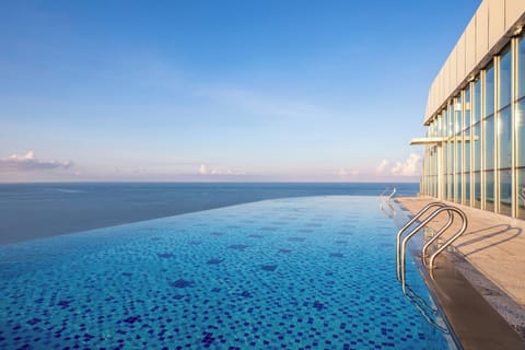 Indoor pool, 2 outdoor pools