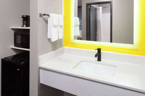 Combined shower/tub, free toiletries, hair dryer, towels