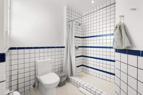 Miami Junior Queen Studio Bathroom