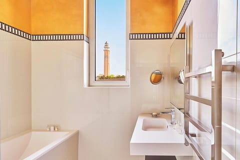 Superior Double Room | Bathroom | Free toiletries, hair dryer, bathrobes, slippers