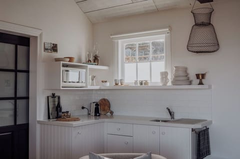 Deluxe Double Room, 1 Queen Bed, Sea View, Courtyard Area | Private kitchen