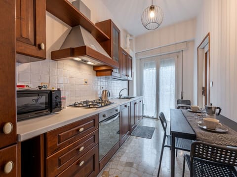 Cloud, Sky, Daytime, Property, Building, Window, Plant, Architecture, Grass, Urban Design