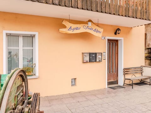 Furniture, Outdoor Furniture, Chair, Garden, Flowerpot, Patio, Outdoor Table, Estate, Houseplant, Landscaping