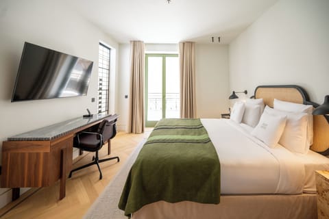 Deluxe Suite, 1 King Bed | Minibar, in-room safe, desk, blackout drapes