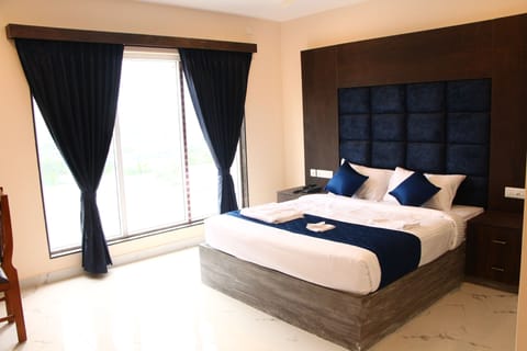 Deluxe Double or Twin Room, Non Smoking | Laptop workspace, free WiFi