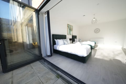 Deluxe Triple Room | Hypo-allergenic bedding, individually decorated, individually furnished