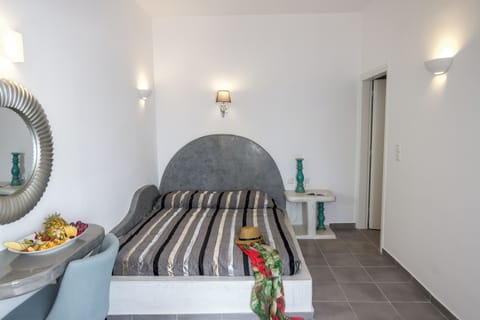 Junior Suite, Sea View | 1 bedroom, in-room safe, soundproofing, iron/ironing board