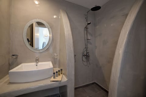 Junior Suite, Sea View | Bathroom | Shower, free toiletries, hair dryer, slippers