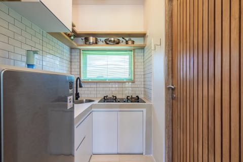 Apartment, 1 Queen Bed, Kitchen | Private kitchen | Fridge, stovetop, cookware/dishes/utensils