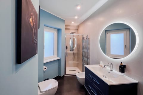 Deluxe Double Room | Bathroom | Shower, hair dryer, slippers, towels